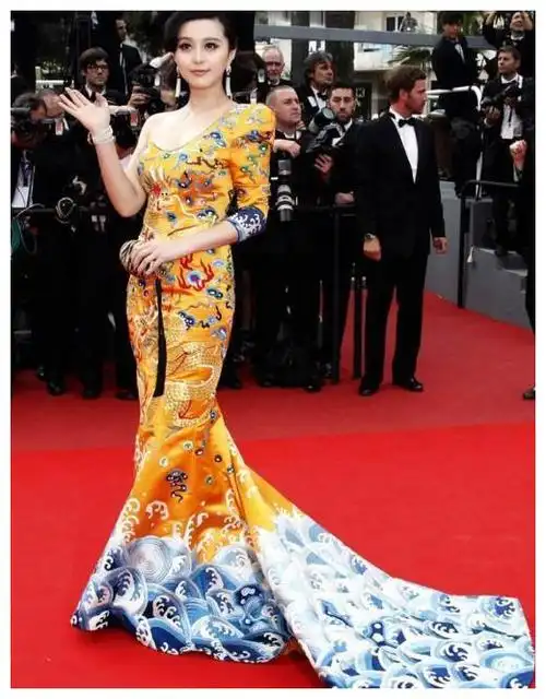 范冰冰现身车展"捞金",全程微笑,敬业十足!