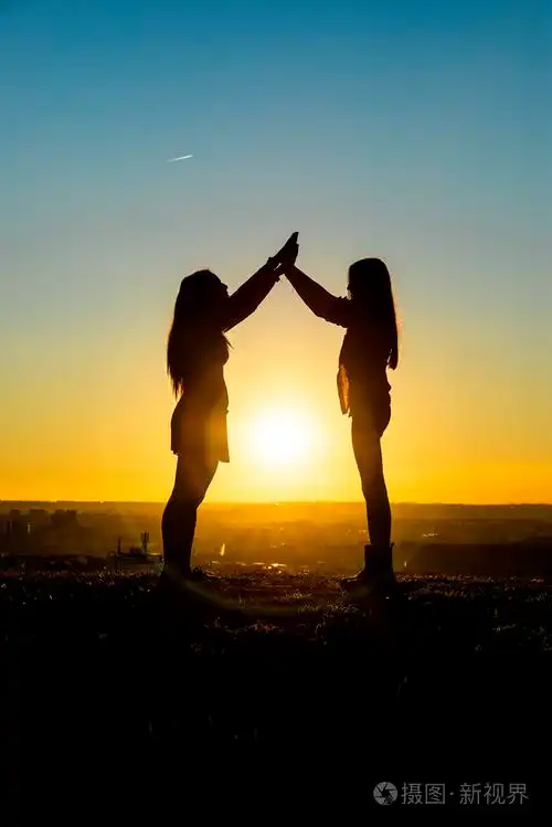 青少年朋友们开心.女性友谊的概念