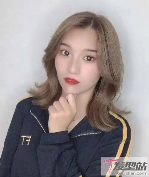 外翻八字刘海怎么卷 时髦显年轻网红刘海推荐_发型站_最新流行发型