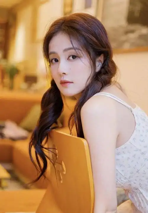 白鹿魅力无限碎花裙搭配双马尾展现清新可爱风格