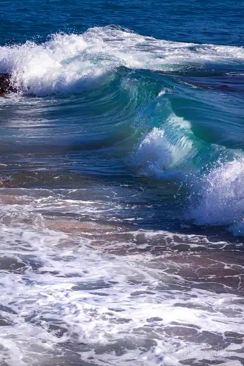 在西班牙加的斯海岸的大西洋中海浪到达岸边