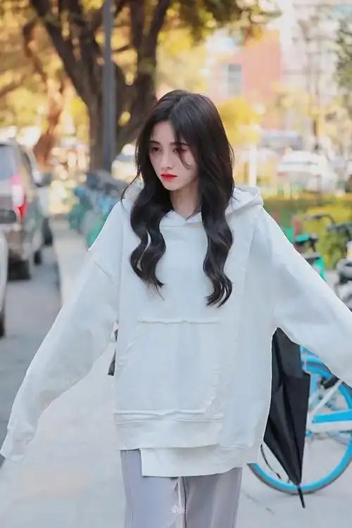 鞠婧祎这不规则白色卫衣搭配微卷发型