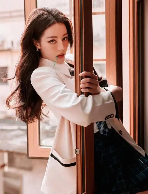 迪丽热巴学院风造型,又a又飒