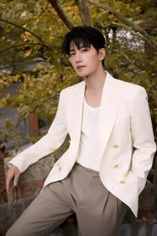 杨洋金扣西装##杨洋瓦房落叶氛围感