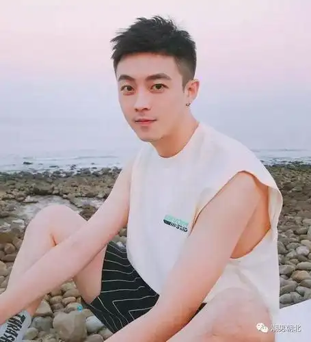 第1种: 两边铲碎发型