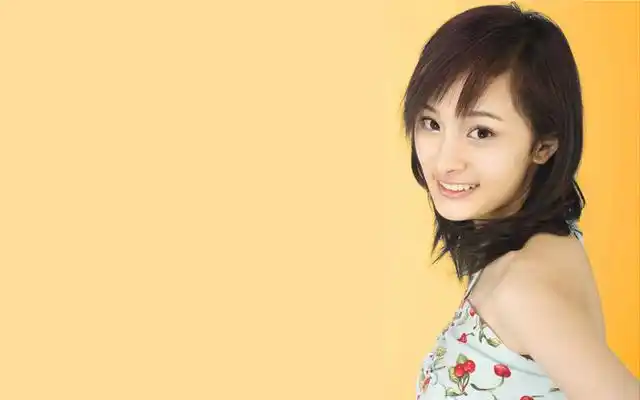 杨幂早期做《瑞丽》模特时候的照片!很青涩,还有点娃娃脸呢!