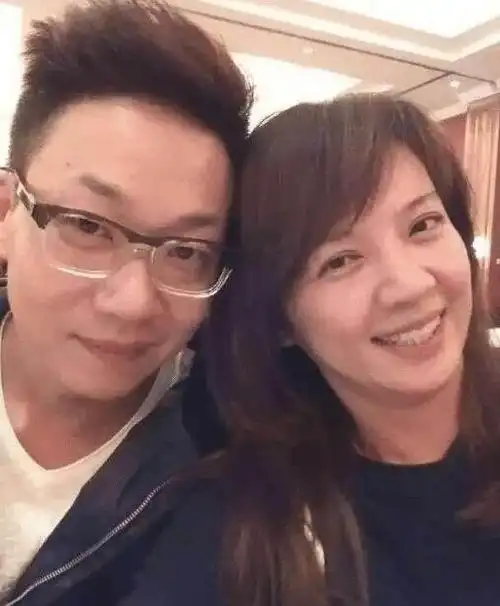 主持人林海两任妻子都是同行如今49岁生活十分幸福