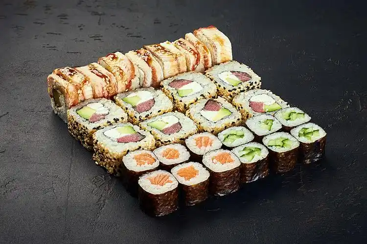 不同种类鱼鲑鱼扇贝鲈鱼鳗鱼虾和鱼子酱的军舰卷寿司组合背景为黑色