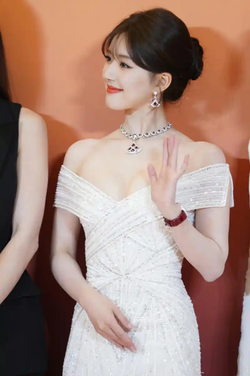 近日赵露思现身活动现场,她穿着一件白色抹胸裙,裙子下摆优雅飘逸