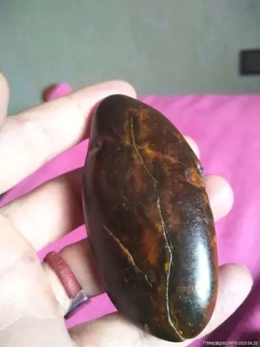 黑皮红玉原石一块