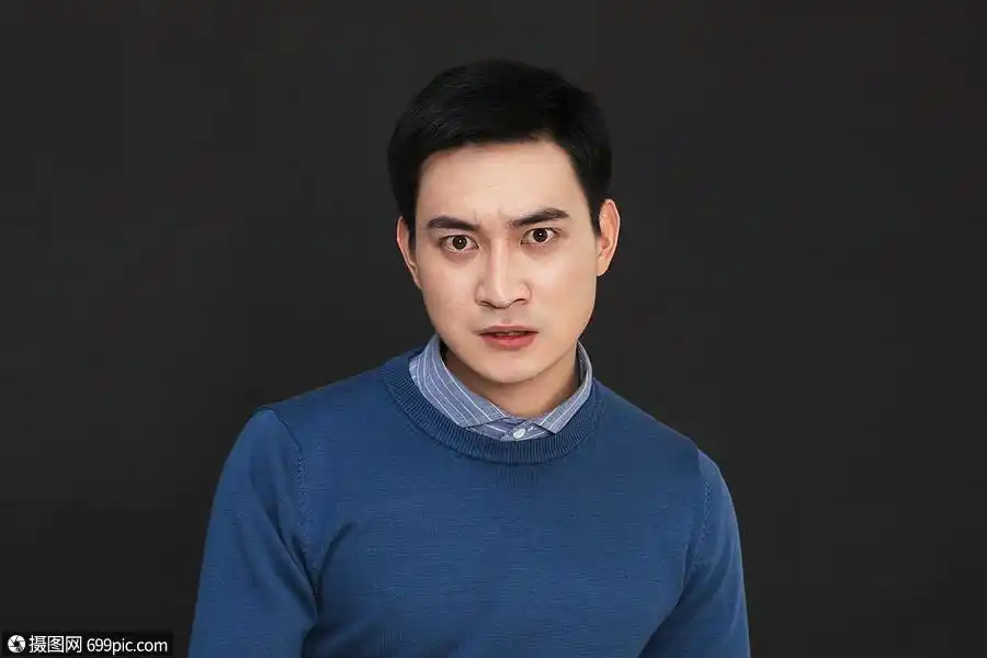 愤怒的男性面部表情特写青年男性黄种人