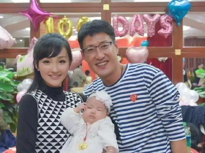 生下儿子"小鱼儿"以后,于震更加努力的接戏,给她娘俩更好的生活.