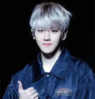 男生深灰亚麻色发型图片男生灰色系染发发型