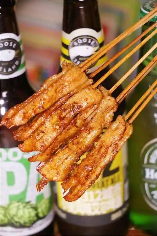 一股浓浓的肉香肆虐开来上桌还冒着热气腾腾的油星子高温烤制的猪颈肉