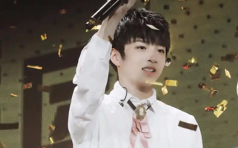 【刘耀文】wolfcub 20181007 台风少年团出道首唱会 读信cut