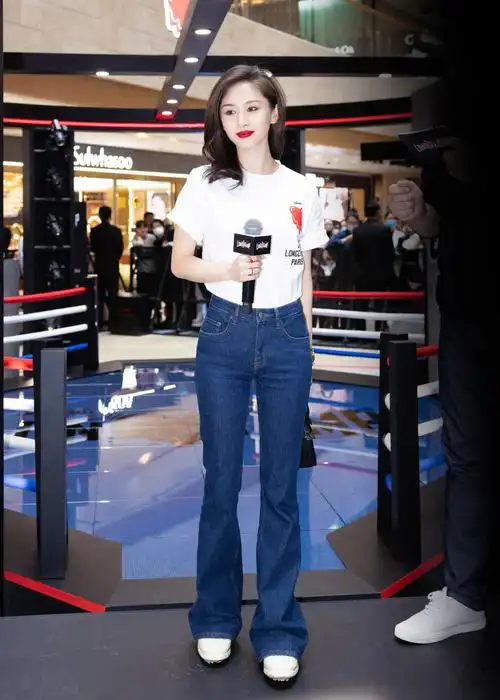 王子文恋爱后打扮真嫩穿印花连衣裙清新甜美优雅温柔又显气质