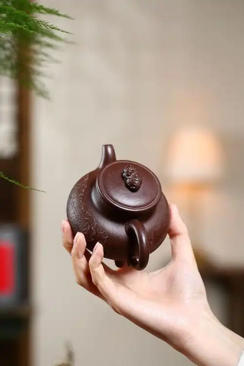 鼎】紫玉金砂·300cc作者:张暗军国家级高级工艺美术师此款壶造型似鼎