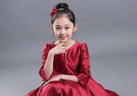 11岁女孩主持人舞台长发扎发pick大女童流行演出扎发气场十足