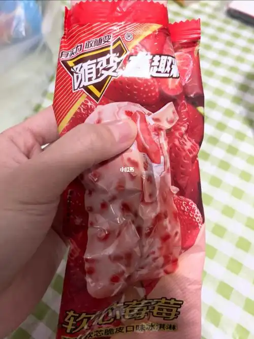 谁懂啊这个草莓雪糕也太好吃了吧