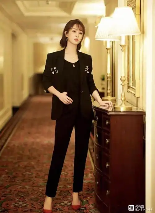 杨紫把夏季穿搭的精髓穿出来了!马甲t恤 短裤青春时髦,清爽酷炫