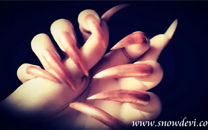 snow98 夜色中的红色长指甲 金属色指甲油-美妆视频-搜狐视频