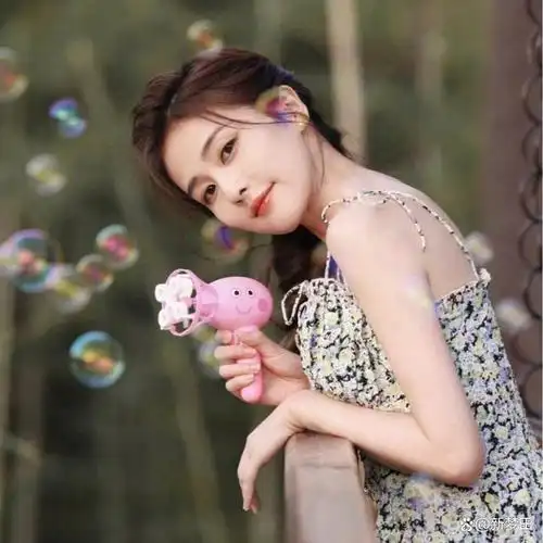 给人一种很舒服的感觉,笑起来,有标志性的小虎牙,俏皮又可爱,她属于