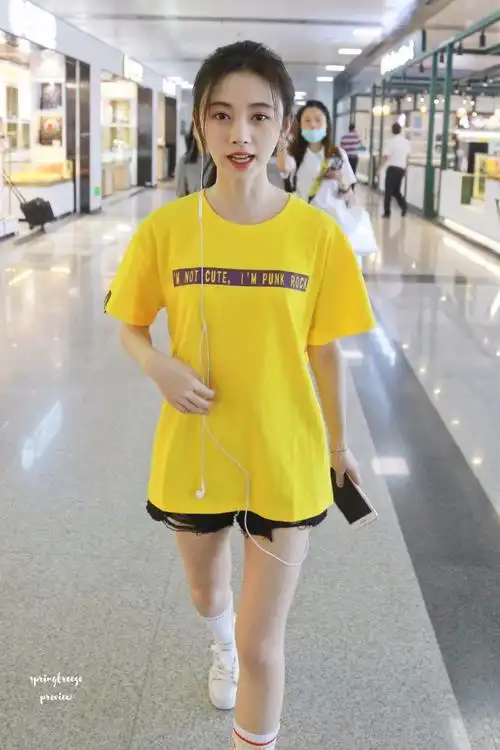 鞠婧祎扎马尾穿黄色t恤搭配黑色短裤现身机场,一双腿真的好细
