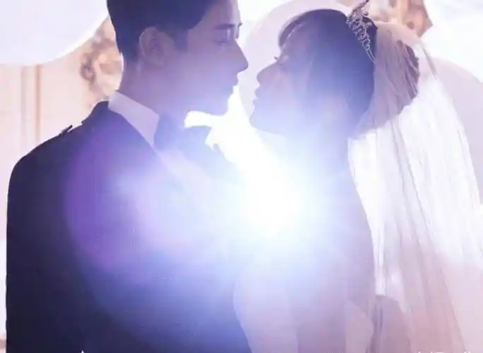 孙坚晒出聚会照,大赞罗晋订的火锅位置不错!