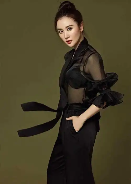 张萌中国内地女模特演员制片人主持人钢琴教师歌手