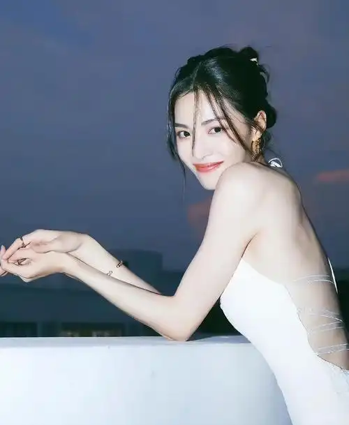 回顾钟楚曦从模特到演员的巧妙蜕变