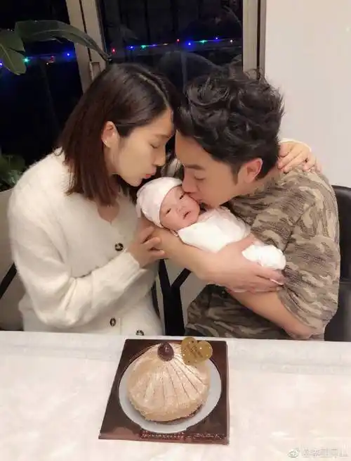 李亚男首晒女儿正面照,夫妻俩将女儿捧怀里