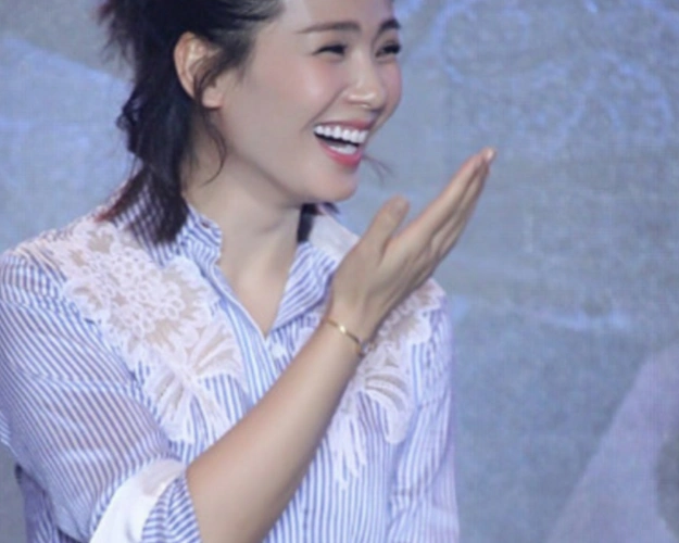 刘涛衬衫短裙现身夸张大笑,网友:能不能注意点形象啊!