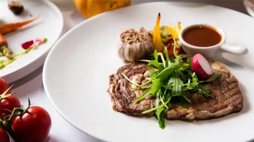 精致的牛排摆盘高清桌面壁纸