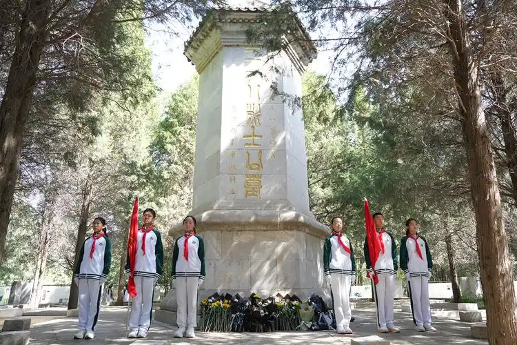 缅怀革命先烈,传承红色基因,争做时代新人——我校开展海淀区"少年