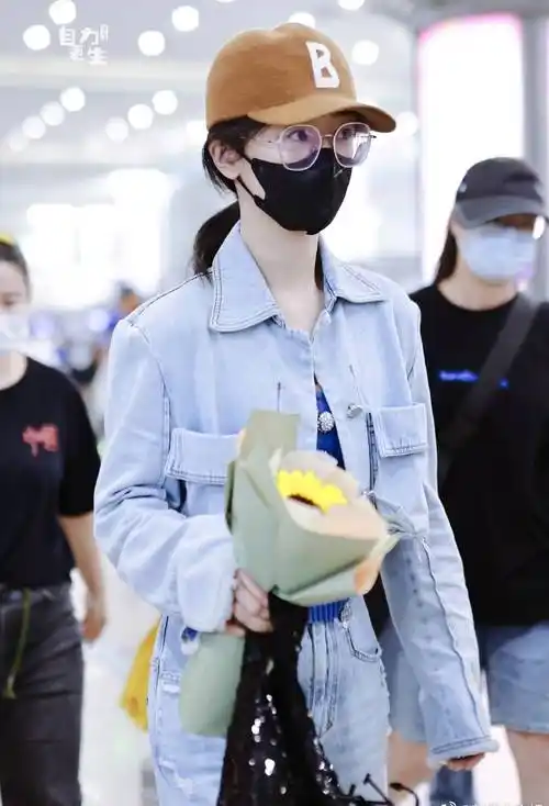 杨紫结束海外行程回国, 穿着一身短款牛仔套装造型, 搭配棕色棒球帽