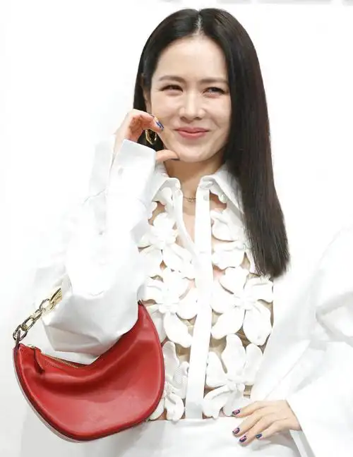 孙艺珍镂空花朵裙惊艳首尔,比心俏皮引热议:女神的温柔力量