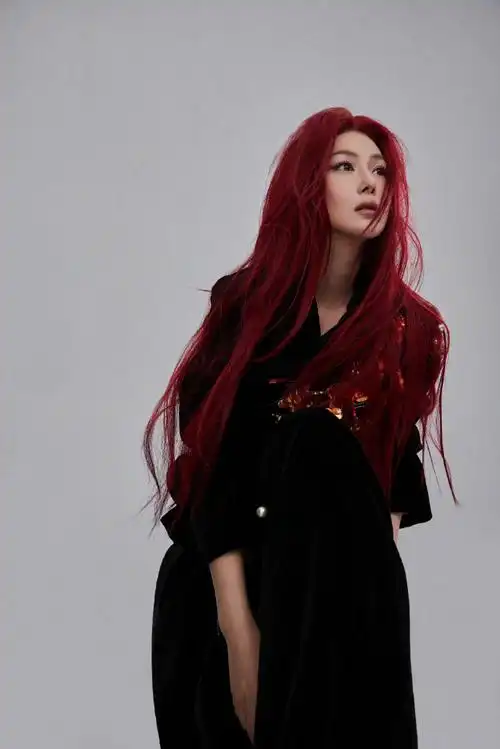 张馨予红发造型#张馨予近照眼神很犀利,满满的故事感