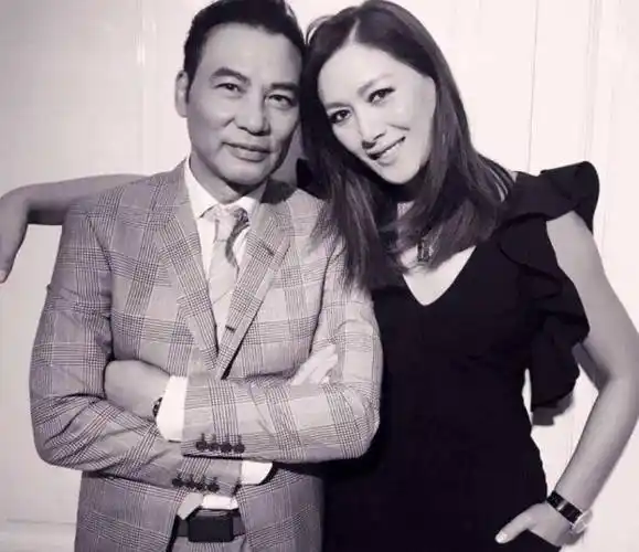 演员任达华,娶小12岁超模妻子,婚后生一女,一家三口其乐融融_父亲