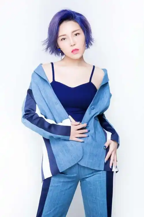 p>崔子格(queena),6月25日出生于新疆乌鲁木齐,中国内地流行女歌手