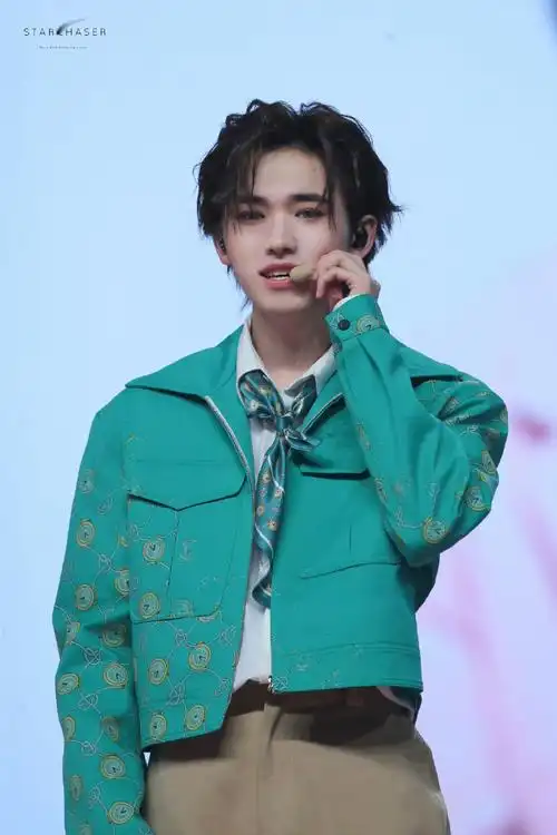 宋亚轩超话06#宋亚轩楼外楼演唱会#原图直出——来自宝贝给的自信