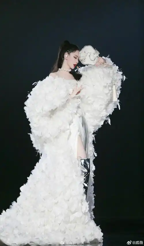 戚薇新中式舞台##戚薇满白繁花长裙