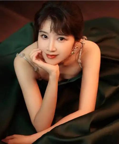 母亲是如萍,继父是刘之冰,有他们兜底,32岁奚望官宣离婚爱自己|演员