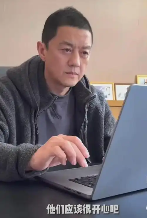 李亚鹏还钱了打完款后喝着茶抿着嘴角摇了摇头故作高深莫测