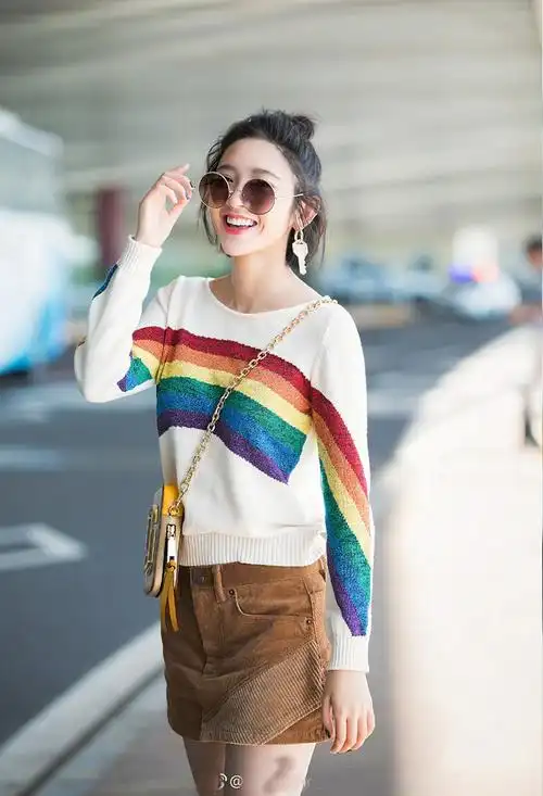 唐艺昕明星同款机场街拍彩虹色条纹撞色套头毛衣短款长袖针织衫女