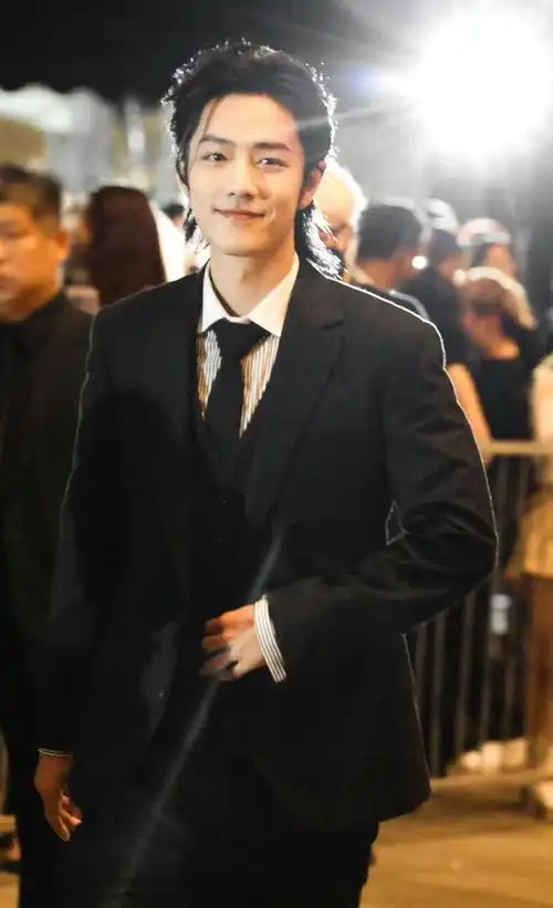 肖战今晚路透,一身黑西装狼尾大背头,松弛内敛……|肖战|大背头|拉夫