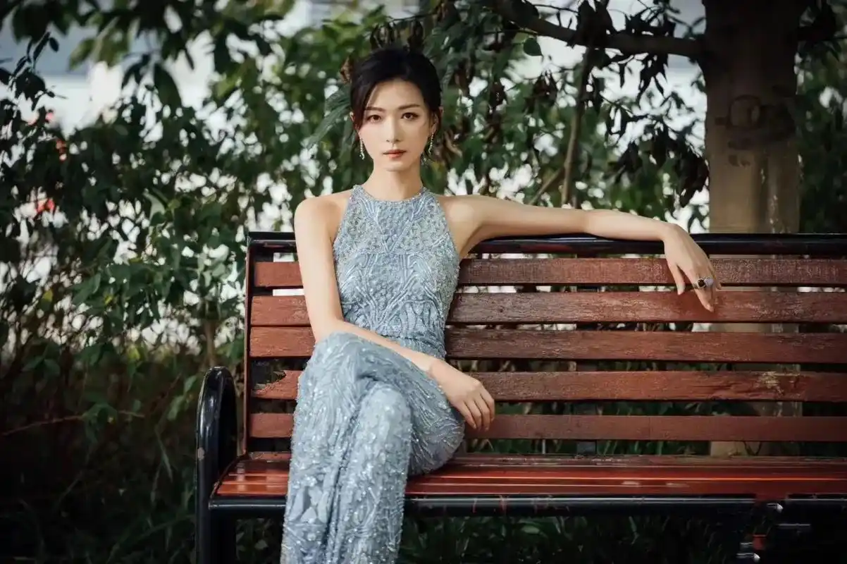 万茜休闲生活照,美丽动人,魅力无限,你心动了吗?