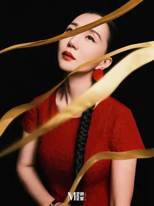 阿朵金色唇妆优沉静大气 牧鸢长辫造型艺术感十足-搜狐大视野-搜狐