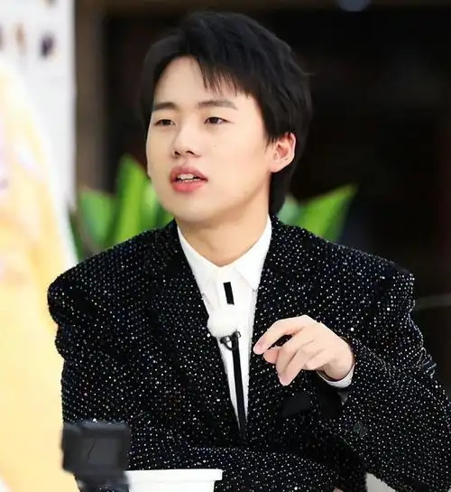 事实证明郭德纲已经为儿子郭麒麟选择了另一条康庄大道