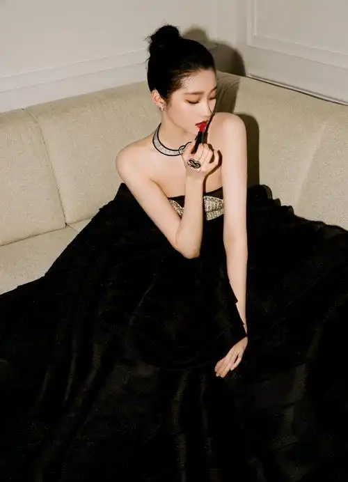 组图:关晓彤戛纳电影节开幕红毯造型 一袭黑色闪钻礼服优雅