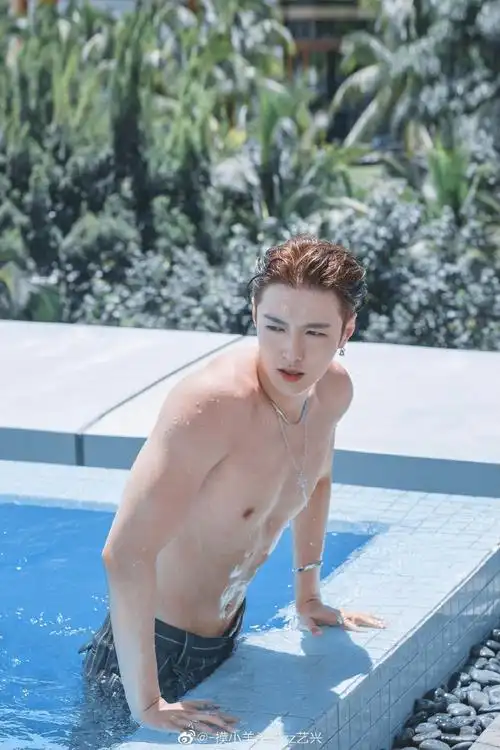 张艺兴[超话]##明星肌肉线条有多绝#/#张艺.